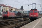 Moderner Einheitslook oder Charaktergesicht: 185 052-8 trifft Bgelfalte 110 396-9 in Regensburg beim Bahnbildertreffen am 14.