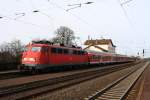 Hier ist 110 401-7 in der Gegenrichtung nach Friedberg eingefahren.