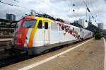 Der  SciencExpress  vor der Skyline von Frankfurt/Main, Gleis 1, Hbf.