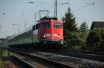 Froschperspektive: 110 432-2 zieht eine Regionalbahn an der Bergstrasse Richtung Darmstadt.