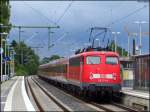 110 373 schiebt einen Leerpark Richtung Dortmund durch Erkelenz 23.7.2009