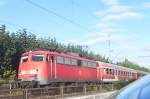 Eine 110 mit einer Regionalbahn fhrt, auf dem Weg nach Koblenz, durch's sonnige Bingen (23.9.09) linksheinisch.