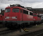 110 429 steht mit ihrer Schwesterlok am 17.10.09 in Frankfurt(Main).(Bild wurde von einer ffentliche Strae aufgenommen)