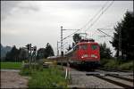 110 322 (9180 6110 322-5 D-DB) ist mit dem abendlichen Regionalzug nach Kufstein unterwegs.