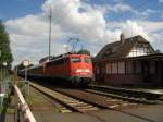 110 404-1 mit RB nach Aschaffenburg Hbf in Mainaschaff am 08.07.2005