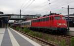 110 352 steht mit einem Kreuzfahrersonderzug im Gesundbrunnen und wartet auf die Abfahrt nach Warnemnde.