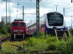 Alt und Neu am Oldenburger Hbf nebeneinander: 440 331 und eine weitere 440 Einheit der NordWestBahn stehen am 29.8.2010 neben 110 468-6, die eine Regionalbahn am Haken hat.