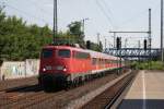 110 425-6 mit dem RE 1 nach Hamm bei der Durchfahrt durch Duisburg Groenbaum am 18.07.2010