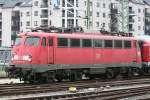 Die STuttgarter 110 416-5 fhrt als RB durch Frankfurt a.M. HBF am 17.08.2010