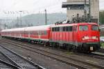 Die 110 434-8 steht mit Silberlingen abgestellt in Koblenz HBF am 17.10.2010