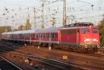 Im so ziemlich letzten Abendlicht zieht 110 493-4 den RE4 Verstrker von Dsseldorf nach Aachen in Mgladbach HBF ein am 22.10.2010