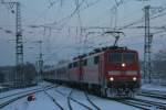 Die 111 146-7 fuhr am Abend des 17.12.2010 mit der 110 490 , 10 n-Wagen und der 110 426 durch den Aachen Hbf.