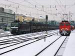 Die 185 557 mit einem Autozug bei der Durchfahrt in Regensburg Hbf wehrend die 110 504 auf ausfahrt wartet.