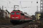 RB nach Wiesbaden Hbf geschoben von 110 437 erreicht am Morgen des 11.12.2010 den nchsten Halt Wiesbaden Biebrich.