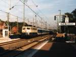 Drei Lackierungen der BR 110: 110 325-8 mit IR 2342  Havelsee  Berlin Zoo-Amsterdam CS auf Bahnhof Bad Bentheim am 18-10-1997.