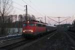 Leider bereits vor Sonnenaufgang um 6:57 fuhr 110 438 mit einem Turnuszug am 26.02.2011 durch Grafing Bf.