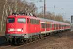 Die Braunschweiger 110 463-7 zieht die RB35 von Kln nach Wesel in Dinslaken ein am 29.03.2011