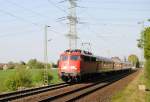 110 447-0 Bgelfalte mit Nahverkehrswagen am 19.4.11 vor Geilenkirchen ( ehmaliger Rufbergang ) in Richtung Aachen