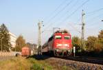 Bgelfalte im Abendlicht: Am 25. September 2011 bespannte 110 493-4 den DZ 13983 von St. Anton nach Freiburg. Im vorangeschrittenen Abendlicht kam sie dabei auch durchs Filstal und konnte von mir in Ebersbach aufgenommen werden.