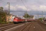 110 449-6, die am heutigen 05.05.2012 Fristablauf hat, konnte ich am 23.04.2012 mit dem Lr-RE 10454 von Dsseldorf nach Aachen in Dsseldorf-Flingern fotografieren.