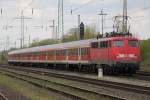 110 457 schiebt am 20.4.12 einen RB35 Verstrker durch Ratingen-Lintorf.