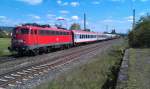 110 489 fhrt am 17.05.2012 mit einem Sonderzug (Oldtimer-Autozug) durch Neuses an der Regnitz Richtung Bamberg.