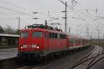 110 457 am 25.4.12 mit einem RB 35 Verstrker bei der Einfahrt in den Duisburger Hbf.