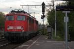 110 480 wurde am 29.4.12 von 110 431 als Pbz nach Krefeld-Linn durch Duisburg-Rheinhausen-Ost geschleppt.