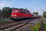 RE 4 Verstrker mit 110 508-9 bei Herrath am Bahnbergang Herrather Linde.