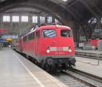 110 487-6 steht am 09. August 2012 mit 120 141 im Leipziger Hbf.