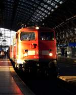 Von der tief stehenden Herbstsonne wird die Bgelfalte 110 497-5 mit dem RE 9 Verstrker nach Siegen im Klner Hbf seitlich angestrahlt. Mittlerweile werden die Verstrkerzge von Talent 2 Zgen oder Loks der BR 111 gezogen. Das Foto entstand im Oktober 2008. 
Nachdem sich 110 497 im November 2012 eine groe Flachstelle beim Hellwegbahn Ersatzverkehr eingefahren hat und die 2. Fristverlngerung in diesen Tag abluft, wird die Lok bald verschrottet.