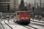 110 493 am 16.02.13 mit dem blichen Samstags-Ein-Wagen-PbZ nach Stuttgart in Mnchen Ost