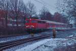 Mit einem RE 4 Verstrkerzug kommt die 110 427-2 an diesem Winterabend durch Korschenbroich gefahren, nchster Halt ist Mnchengladbach Hbf auf ihrem Weg nach Aachen.