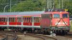 Die geschmckte 110 446 am 13. Juli 2013 bei der Einfahrt vom Bw in den Hauptbahnhof (fotografiert vom Bahnsteig).