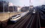 Mitte der 1980er Jahre fahren 110 303-5 und eine 111 durch Wuppertal-Barmen in Richtung Wuppertal-Elberfeld