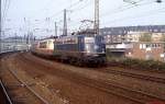 110 418-1 vor einer abgebügelten 103 fährt Anfang der 1980er Jahre vorbei am S-Bahnhof Düsseldorf-Volksgarten