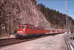 110-466 mit einem IRE von Karlsruhe nach Konstanz, hier in Triberg (Schwarzwaldbahn). Frhjahr 2006 