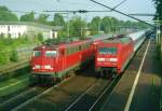 110 490 mit RE 24347 (Hamburg–Uelzen) und 101 038 mit IR 2670 (Kassel–Hamburg) am 06.08.2000 in Bad Bevensen