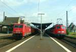 152 091 mit Gterzug Richtung Fulda und 110 435 mit RE 14010 (Fulda–Kassel) am 17.08.2001 in Bad Hersfeld