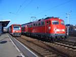 Hier siht man auf Gleis 3 des Aalener Bahnhofs, den RE von Ulm HBF mit Zwischenhalt in Aalen nach Ellwangen.