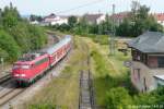 110 425 schob am 14.6.09 ihre RB in Nördlingen am Wärterstellwerk vorbei Richtung Donauwörth.