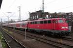 Die 110 415-7 steht im Dsseldorfer Hauptbahnhof und wartet auf einen neuen Einsatz.