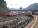 Links stand die Br.110 414-0 in Geislingen auf dem Abstellgleis, whrend ein IRE nach Stuttgart Hbf im Bahnhof Geislingen auf seine Abfahrt wartete.