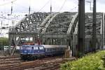 TRI 110 428-0 mit Westfalensonderzug an der Hohenzollernbrücke in Köln, am 20.05.2017.