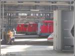 Weder leicht noch atmungsaktiv sind die Lokomotiven und der Triebzug auf dieser Aufnahme, aber fotogen (und auch waschbar): Am 27.03.2007 gaben sich 111 096, 111 110, 110 443 und 403 514 (von links nach rechts), dessen Nase gerade noch herauslugt, ein Stelldichein im Hauptbahnhof Frankfurt am Main.
