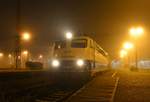 Bei frostigen Temperaturen und starkem Nebel steht 110 383 mit dem CBB58 nach Lübbeck in Mönchengladbach Hbf bereit.