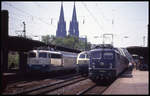 Während am 21.5.1992 110307 und 110124 mit ihren Personenzügen am Bahnsteig in Köln Deutz stehen, fährt dazwischen 215040 solo durch.