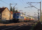 Unverhofft kommt oft.
Um den 8-Uhr-Zug ab Erfurt nach Gotha zu nehmen habe ich mich mit dem Rad auf den Weg zum Bahnhof Erfurt-Bischleben gemacht. Um noch kurz den ICE Sprinter nach Frankfurt zu fotografieren bin ich fünf Minuten früher los gefahren. An der Strecke angekommen, Kamera ausgepackt, alles eingestellt, konnte ich meinen Augen kaum glauben: 110 428 kam mit fünf Rheingoldwagen angefahren. So kann von mir aus jeder Tag beginnen...

Erfurt-Bischleben, 18. April 2018 