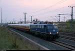 Noch bevor es gefährlich dunkel wird, fährt 110 428-0 der Train Rental International GbR (TRI) für die AKE Eisenbahntouristik als AKE Rheingold von Westerland(Sylt) nach Leipzig Hbf in Halle-Ammendorf auf der Bahnstrecke Halle–Bebra (KBS 580). [22.4.2018 | 20:09 Uhr]