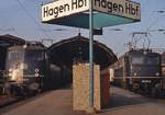  Bügelfalte  und  Kasten -E 10 im Vergleich: 110 448-5 und 110 148-4 um 1979 im Hauptbahnhof Hagen